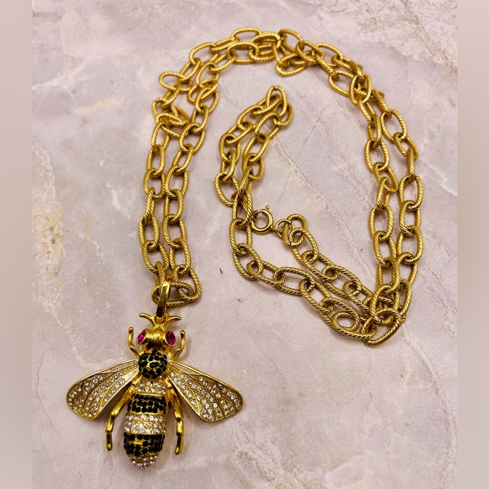 Avon Gold Tone Crystal Bee Pendant w/ Pink Eyes on a Chain Link Necklace 30 inch